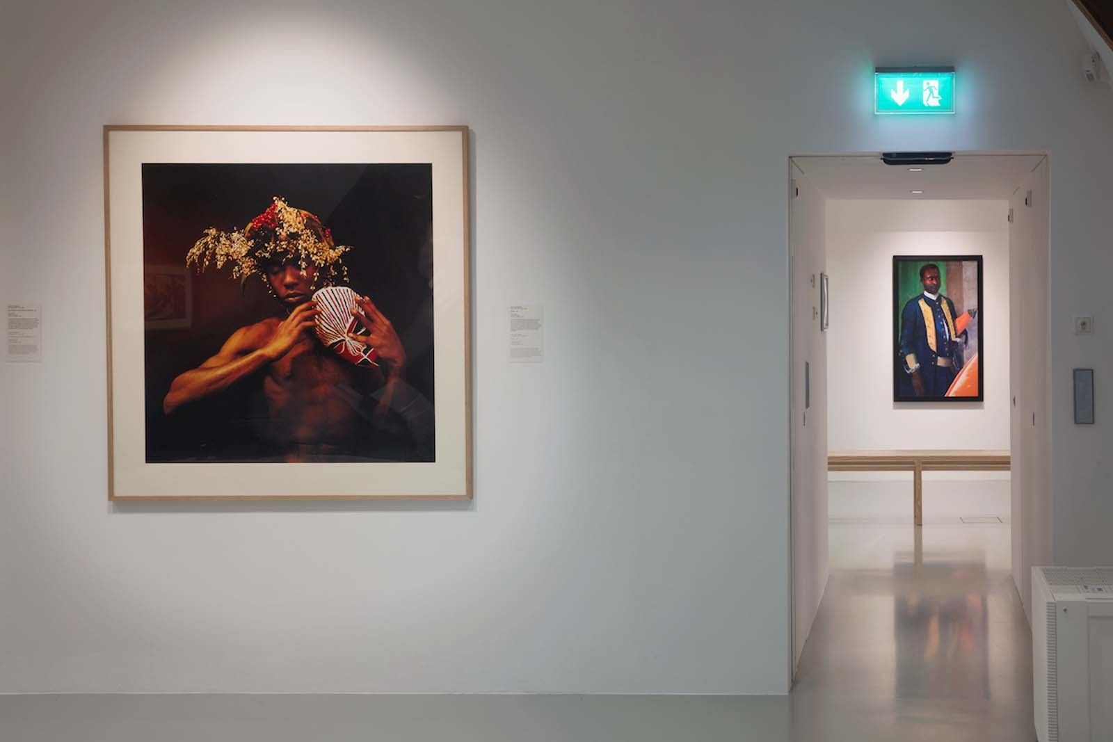 Links: Rotimi Fani-Kayode, ‘Adebiyi’, 1989. Rechts de tentoonstelling ‘Act II, 12 Portraits’ van Joyce Vlaming.